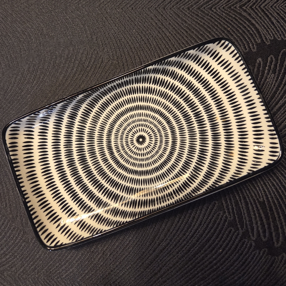 Black and White Geometric Rectangular Plate